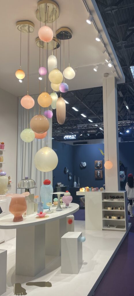 Objets en verre soufflé coloré tendance déco 2026 à Maison & Objet